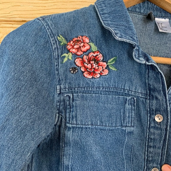 Cute jean dress with flower details - Picture 5 of 7